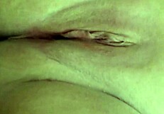 Hé, wil je zien hoe deze geile bbw milf het diep in haar kont neemt met blonde kut gevingerd?