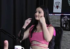 Карен Гонсалвес в прозрачном красном показывает навыки минета на игрушках