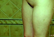 Sexy brunetka modelka se svléká do sprchy před horkým focením - Co dál?