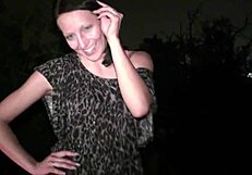 Девушка присоединяется к дикому публичному доггингу и групповухе. Машины выстраиваются для оконного действия.