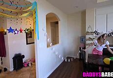 Drobná nevlastná dcéra interaguje s nevlastným otcom