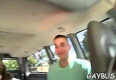 Regarde ces mecs sucer et baiser des bites violemment et sexy