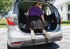 今日、ピンクのふわふわ尻プラグテールを公共の場でチラ見せ！