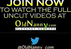 Obilna blondinka britanka raziskuje igračke z oldnanny