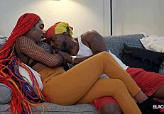 Dalam adegan keras ini, tgirl hitam Jordan ngewe bareback pantat gay crossdressing trans dalam seks anal intens.