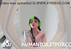 Kittycamtime váratlanul elkapja az emberi WC goth fetis POV-ban