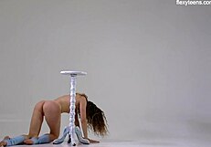 Урсула Фе, кудрявая брюнетка-гимнастка, показывает миниатюрную 18+ фигуру и гибкие движения