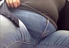 شعور جامح بالتبول، شم رائحة الملابس الداخلية في الحمام