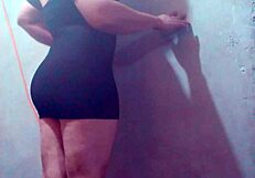 Потрясающая латина транссексуалка эскорт показывает горячее тело для дикого секса