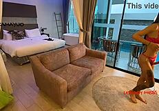 Shemale asiatica piegata da un cazzo enorme in dominazione