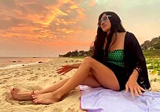 Seksi piękna laska na plaży przy zachodzie słońca czysta rozkosz