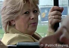 Nous faisons des choses extrêmes et risquées dans les transports en commun en tant que couple.