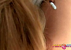 Mă sufoc pe această pulă mare în timp ce fac deepthroat într-un trio