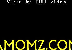 Ta tip prav zdrobi pičko starejše cougar z divjimi gibi.