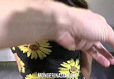 Pequeña filipina, aguanta esta polla gigante bien profundo