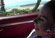 Wow, Summer Vixen blir busig på biltur och fingrar sin våta fitta!