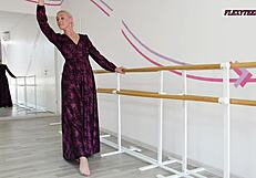 Anna Sigarga viser usett gymnastikk på sofaen