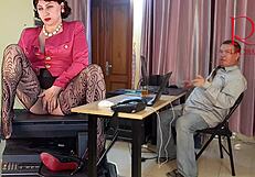 Reuzin Secretaresse Plaatst Baas met Kut en Tieten op Werk