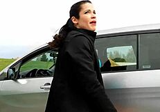 Τολμηρή έκθεσης σύζυγος δείχνει τον κώλο και την πούτσα της σε μικρή μίνι φούστα 18+