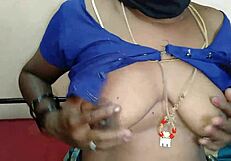 इंडियन मेच्योर केला से गंदी प्ले करती है चूत में