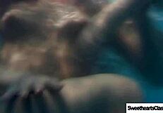 Lesbijski zespół pływacki na dworze palcówki i lizanie