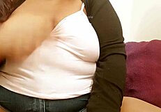 アジアセクシーおばさんがデカ乳見せびらかし！