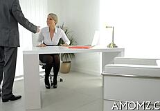 Verdammt, reife Schlampe stöhnt laut, während sie hart gevögelt wird!