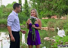 Tushy predstavlja angelsko blondinko Jaylah, ki se loti dveh žrebcev za dvojno akcijo v petkah