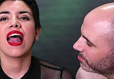 זרע מטפטף לאט מהפה שלה אחרי פעולה זוגית אינטנסיבית