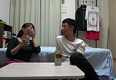 Ukryta kamera łapie intensywne spotkanie azjatyckiej laski w prywatnym pokoju.