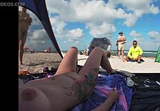 Teşhirci eş Mrs Kiss plajda çıplak gösteri yapıyor, POV eğlencesi