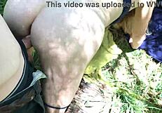 Kromme nymfomaan tiener 18+ geneukt door houthakker Erin Electra in bos