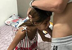 Sora Mea Vitregă Insistă să O Fut și să Îi Umplu Gura cu Spermă