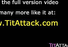 Chica con tetas enormes cabalga una polla como una pro