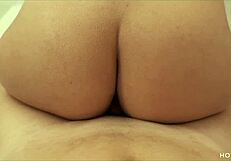 Развратна латино медицинска сестра съблазнява пациент в душ с фалшива процедура