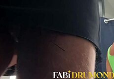 Sarışın MILF mağaza soyunma odasında kıyafet denerken mastürbasyon yapıyor