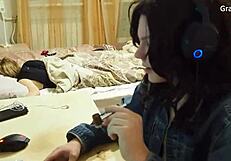 Junge Fickpuppe wird geleckt und doggystyle von dominanter Braut gevögelt