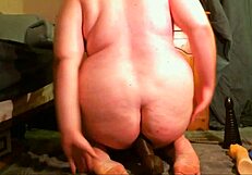 뚱뚱한 BBW 창녀가 자신의 벌어진 엉덩이를 스스로 박는다