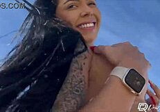 Gostosa safada encontra foda na praia e faz sexo ao ar livre sem camisinha vídeo amador