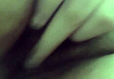 Sevimli Filipinli genç kamera karşısında doğal göğüslerini ve sıkı amını gösteriyor