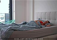 Nezbedný nevlastný syn, prečo si nás natáčal, ako šukáme v tejto spoločnej posteli pre kamoša?