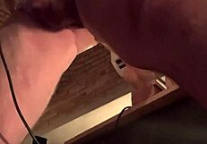 Tłusty biały gejowski pedzio tryska i spuszcza się podczas ostrego ruchania maszyną