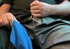 مايكوك4يو2سي يستمتع بالضرب والقذف بقوة في رحلة قطار عامة.