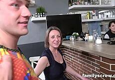 Deviški sin izgubi nedolžnost z zrelo žensko v baru