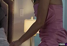 Muž pastorčadi Nejtan Bronson zadovoljava maćehu Regan Foks za njenu budućnost