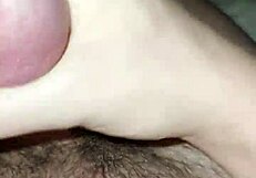 Jeune twink 18+ se branle, éjaculation, branlette amateur maison