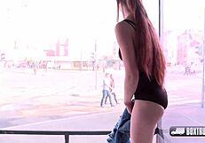 Simona Dreweova sesa in fuka neznanca v javnem fucktrucku