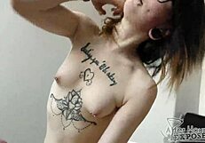 18v goottityttö Andy imee kalua sperman lävistetyille tisseille