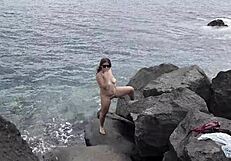 onverwachte cumshot raakt nudist gezicht op strand terwijl cuckold kijkt