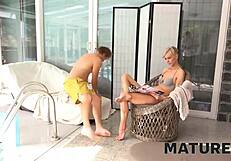 Nonna matura gode di un weekend bagnato e bollente con un giovane amante ceco